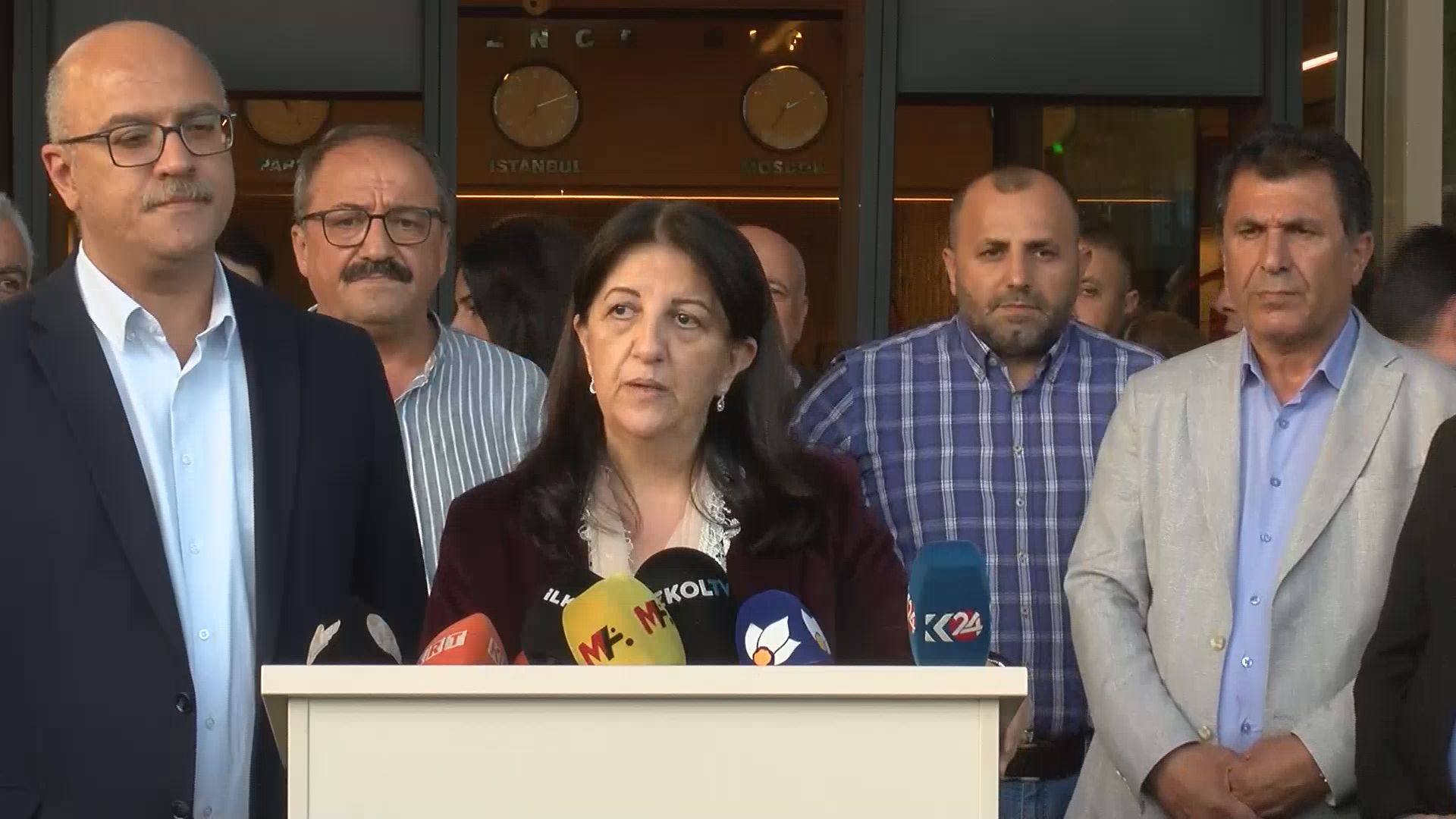 İstanbul İmralı heyeti üyesi Buldan, Sırrı Süreyya Önder'in tedavi gördüğü hastanenin önünde açıklama yaptı