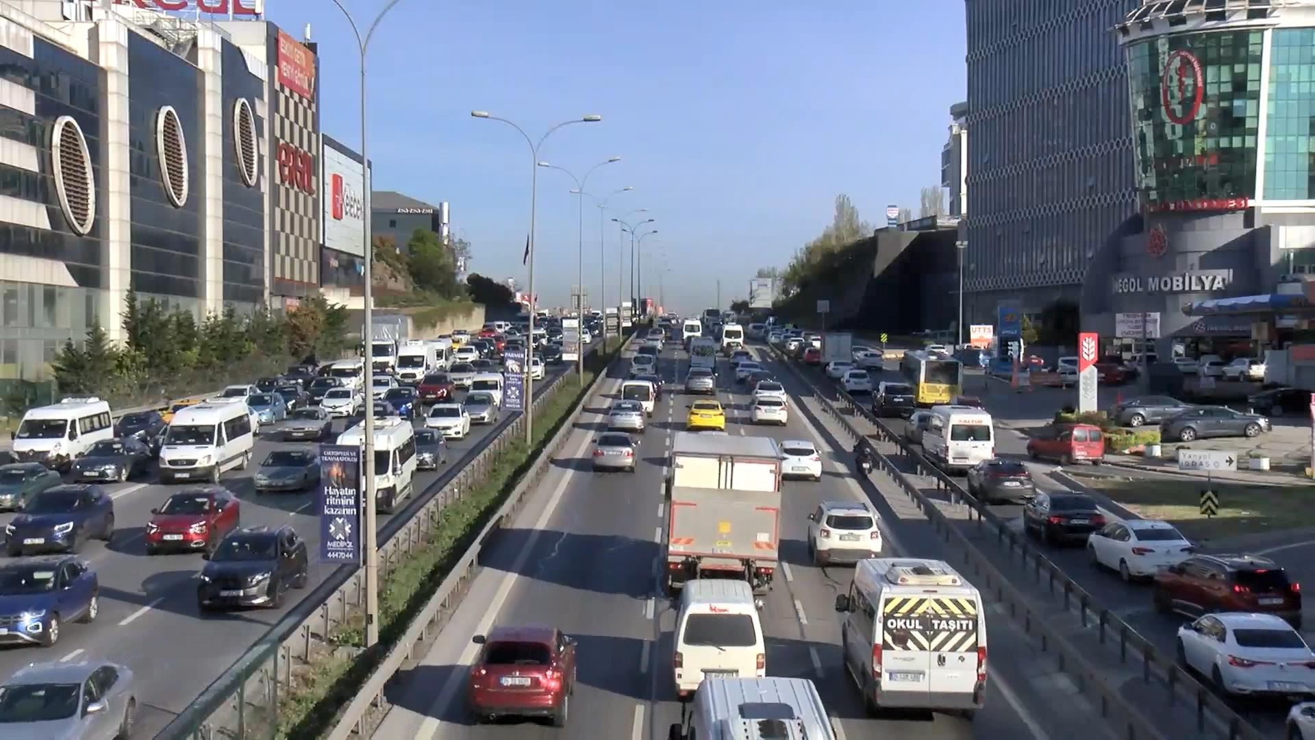 İstanbul İstanbul'da trafik yoğunluğu yaşanıyor 1
