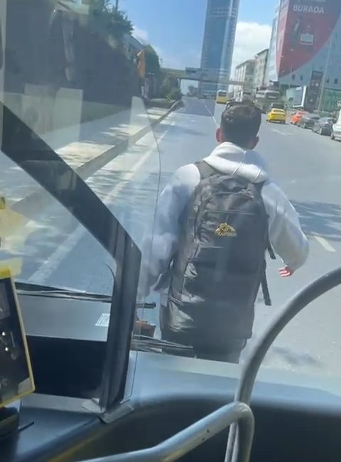 İSTANBUL – ŞİŞLİ’de duraktan kalkan otobüsü kaçıran yolcu bir süre