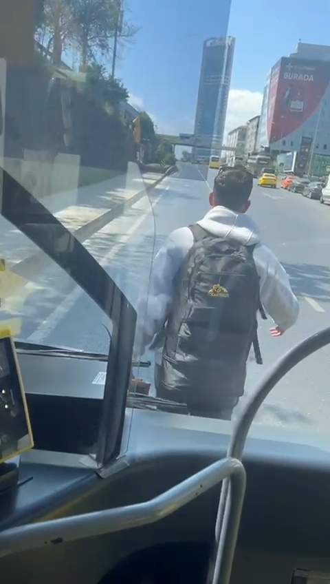 İstanbul Şişli'de durak harici otobüse binmek istedi; şoför kapıyı açmayınca yolu kesti