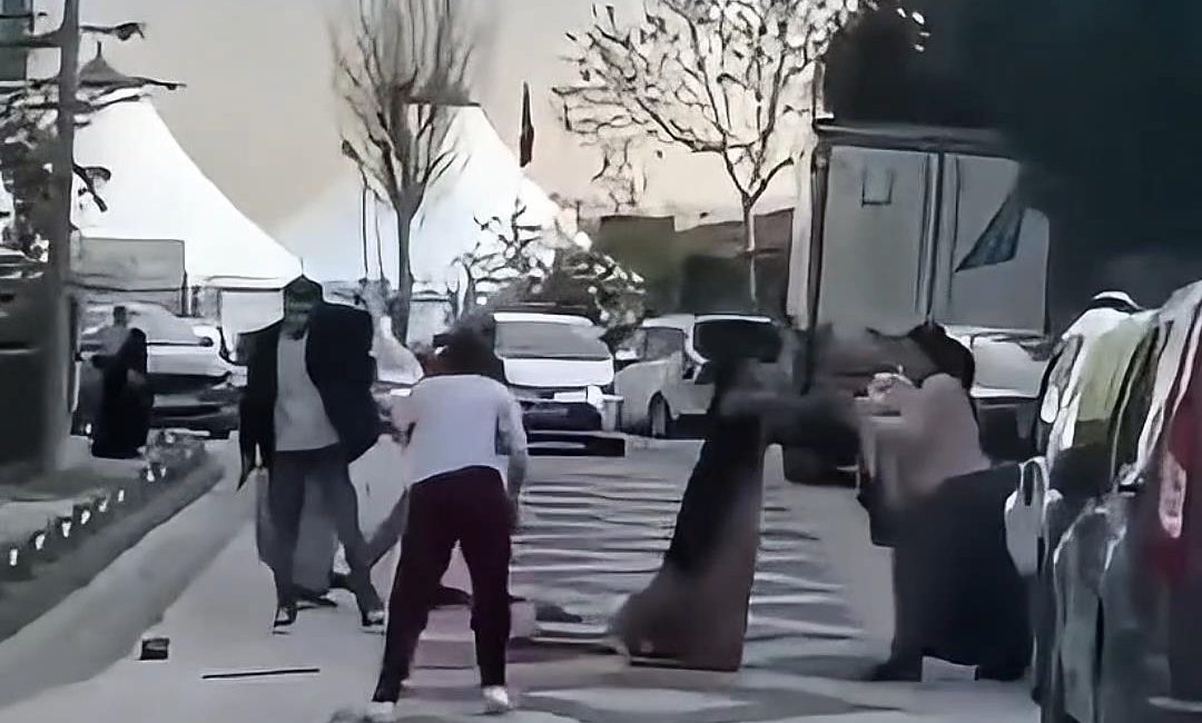 Emin YEŞİL/İSTANBUL SULTANGAZİ’de aynı sokakta oturan komşular arasında kavga çıktı.