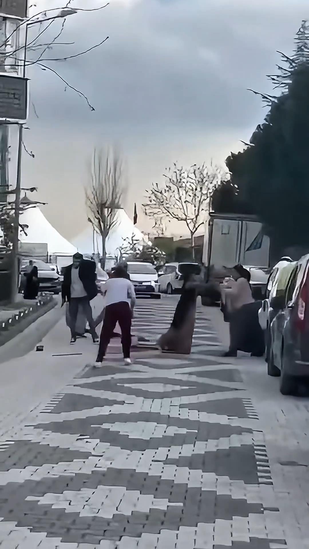 İstanbul Sultangazi'de komşular arasındaki kavga kamerada