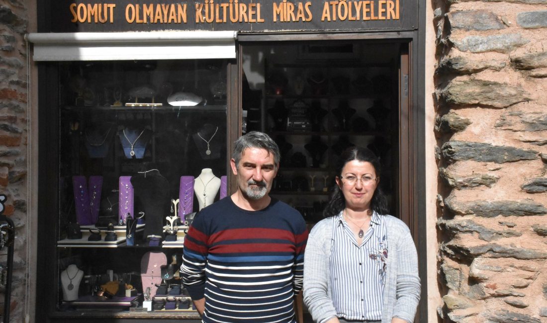 Seza Nur ALPDÜNDAR/İZMİR, – İZMİR’de yaşayan, ikisi de Kültür ve