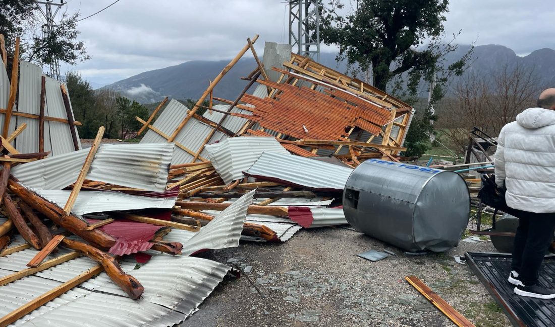 İskender ZENGİN/ANDIRIN(Kahramanmaraş), – KAHRAMANMARAŞ’ın Andırın ilçesinde çıkan hortum nedeniyle evlerin