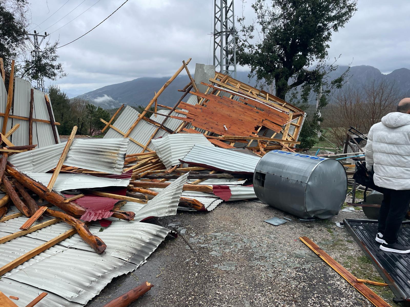 Kahramanmaraş'ta hortum; çatılar uçtu, ağaçlar devrildi