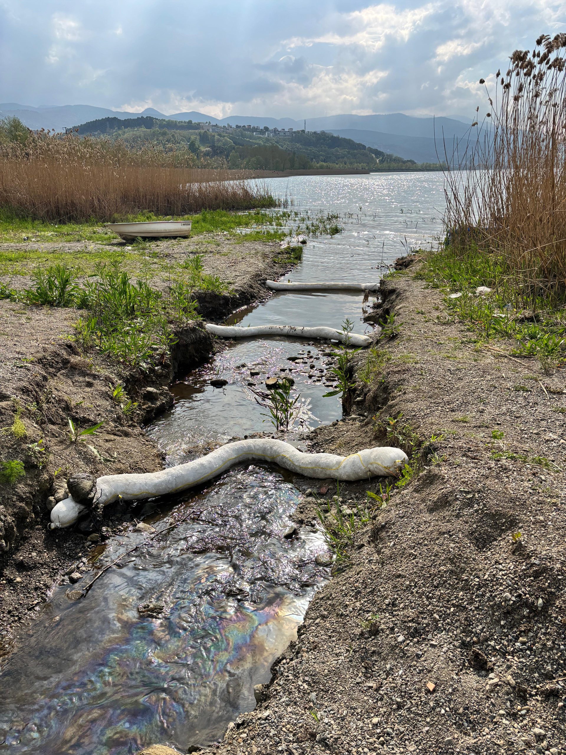 Yakıtın göle karışmaması için emici bariyerle önlem alınıyor