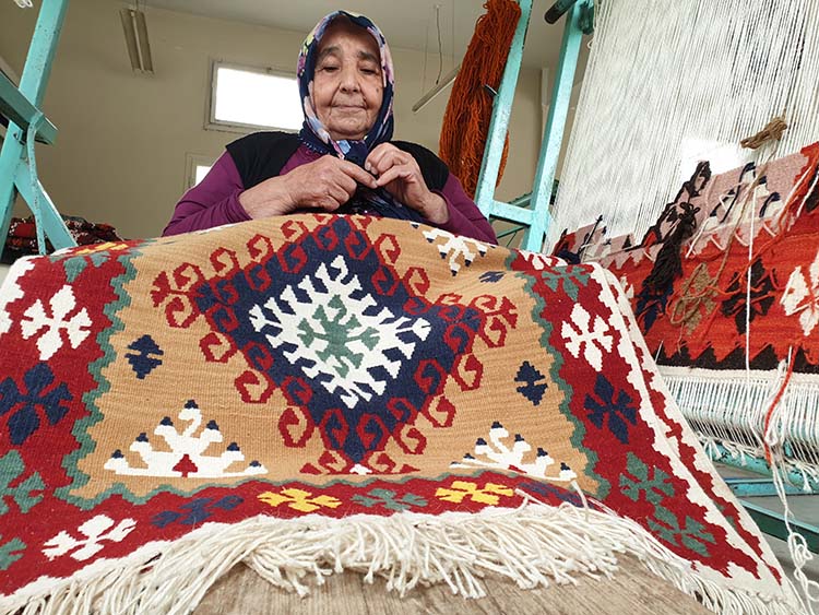 Osmaniye’de yaşayan 70 yaşındaki Hacer Cafri, kök boyalı Karatepe kilimlerini