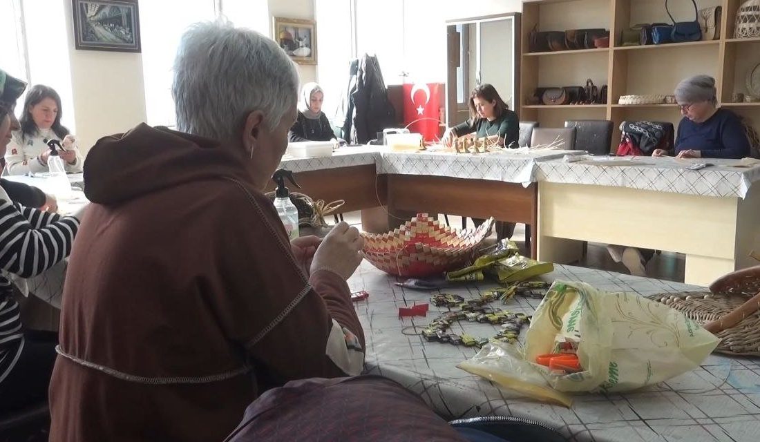 Kahramanmaraş'ta depremzedelerden kadınlar, hasır ve geri dönüşüm malzemeleri kullanarak sepet