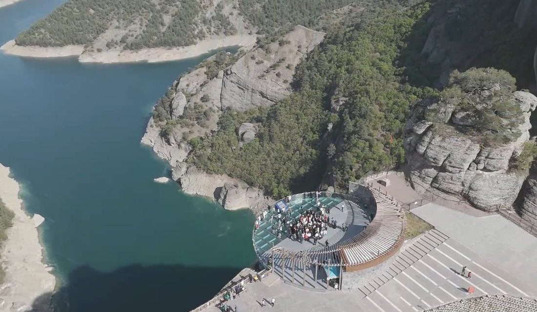 Kahramanmaraş’ın Onikişubat ilçesinde, yaklaşık 160 metre yükseklikteki sarp kayalıkların zirvesinde