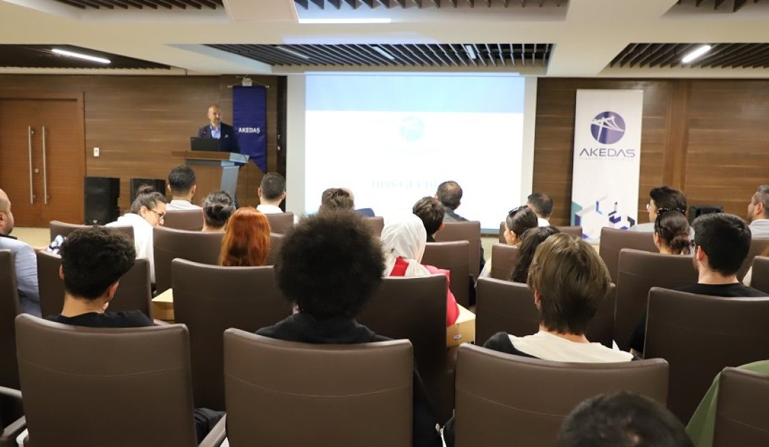 Kahramanmaraş’taki İstiklal Üniversitesi ile AKEDAŞ Elektrik Dağıtım arasında gerçekleştirilen etkinlikte,