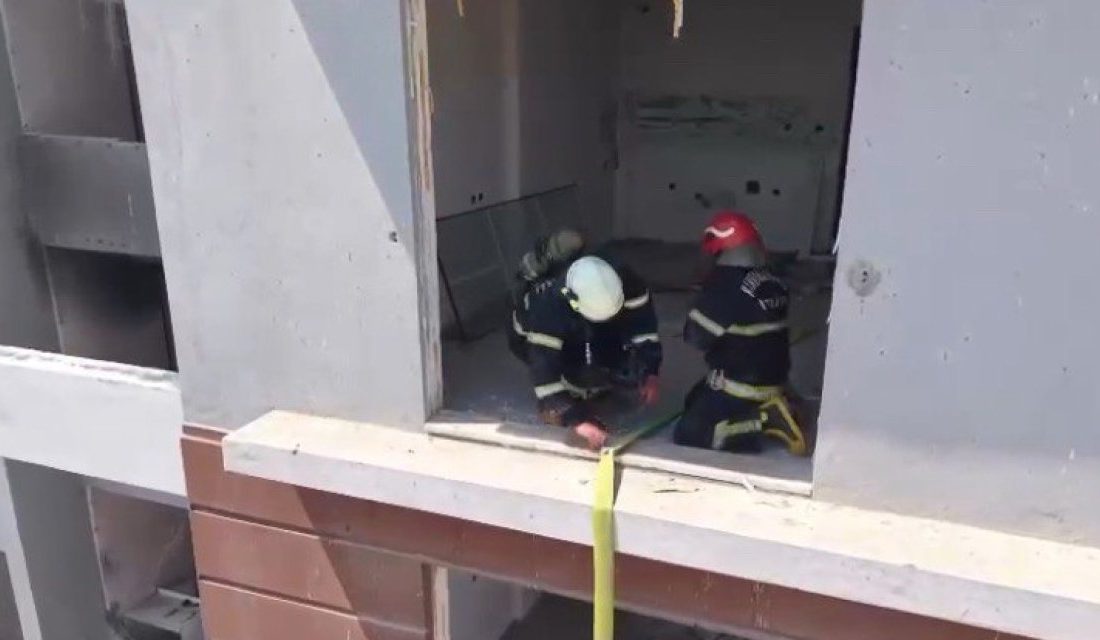 Kahramanmaraş’ta ağır hasarlı binada çıkan yangın paniğe neden oldu. 
