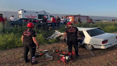 Kahramanmaraş’ın Dulkadiroğlu ilçesinde iki otomobilin çarpışması sonucu yaşanan trafik 6