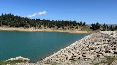 Kahramanmaraş’ın Çağlayancerit ilçesinde bulunan Merk Göleti, uzun süredir devam eden