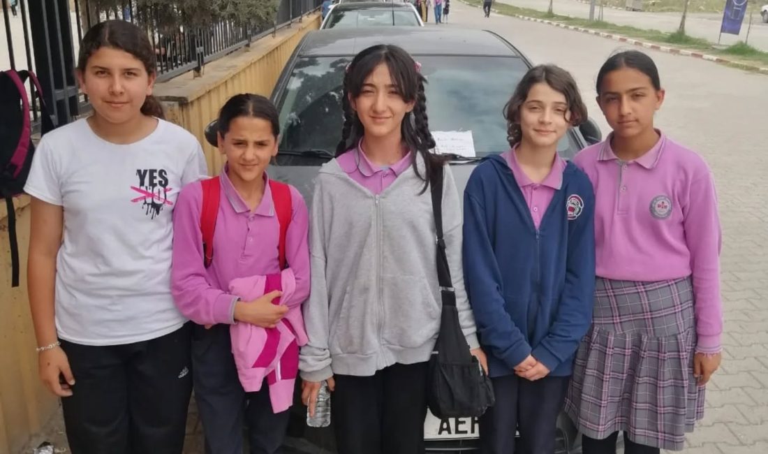 Osmaniye’nin Toprakkale ilçesinde eğitim gören ortaokul öğrencileri, sergiledikleri örnek davranışla