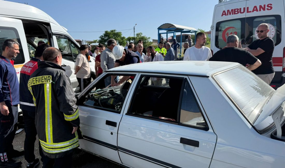 Kadirli'de otomobil ile minibüsün çarpıştığı kazada 2 kişi yaralandı