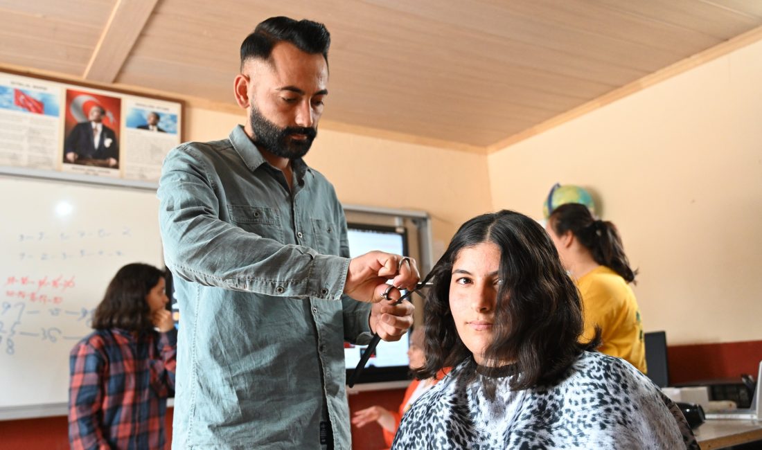 Osmaniye’nin Kadirli ilçesinde gönüllü berberler, engellilerin gönlüne dokunmak için başlattıkları