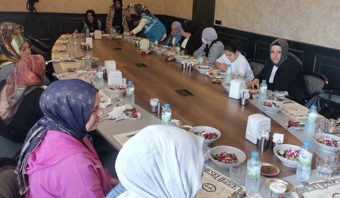 Kahramanmaraş'ta, depremzede anneler Anneler Günü dolayısıyla özel bir etkinlikte bir