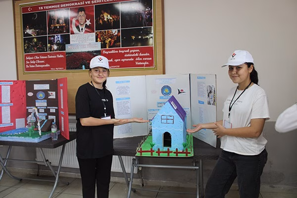 Kahramanmaraş Fatih Sultan Mehmet İlk ve Orta Okulu öğrencileri ve