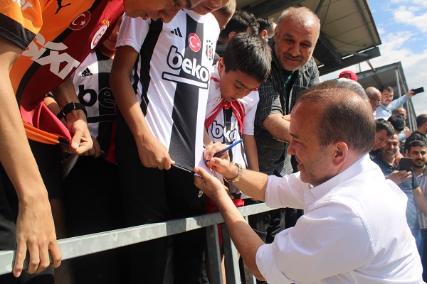 Türk futbolunun önemli isimlerinden Şifo lakaplı Mehmet Özdilek, Kahramanmaraşspor’da forma