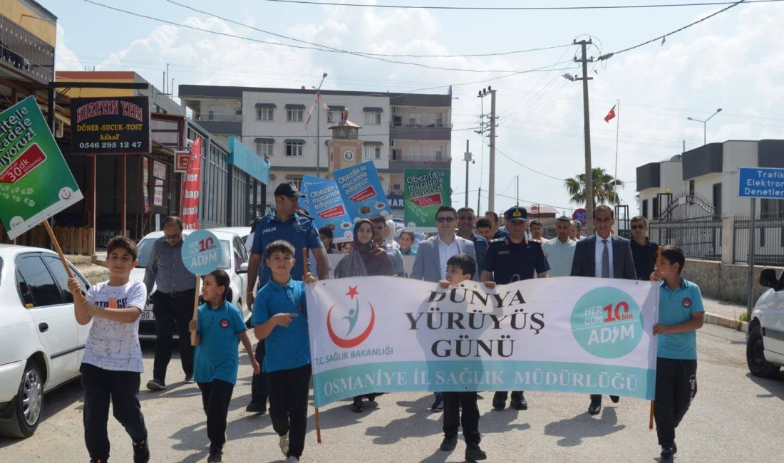 Sumbas Kaymakamı Mustafa Köroğlu, kurumu müdürleri ve öğrenciler, “Dünya Yürüyüş