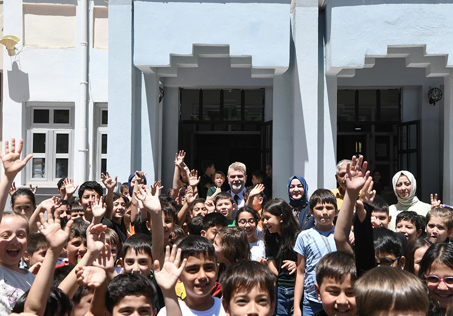 Bahaettin Karakoç İlkokulu’nu ziyaret ederek çocuklarla bir araya gelen Başkan