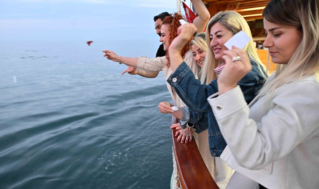 DİLEKLER AKDENİZ’İN MAVİLİKLERİNE UĞURLANDI Antalya’da baharın müjdecisi Hıdırellez, Muratpaşa Belediyesi’nin