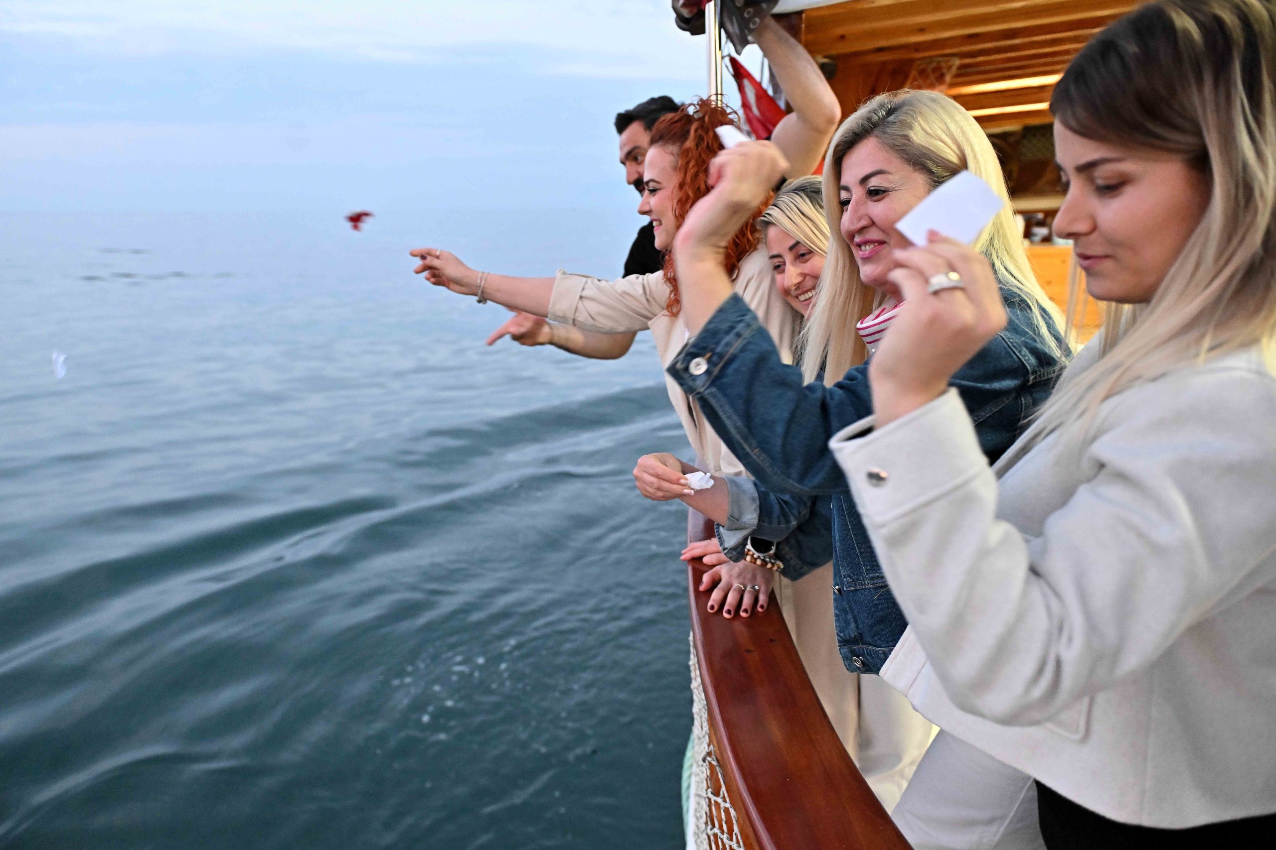 Antalya’da Hıdırellez coşkusu; dilekler denizle buluştu (2)