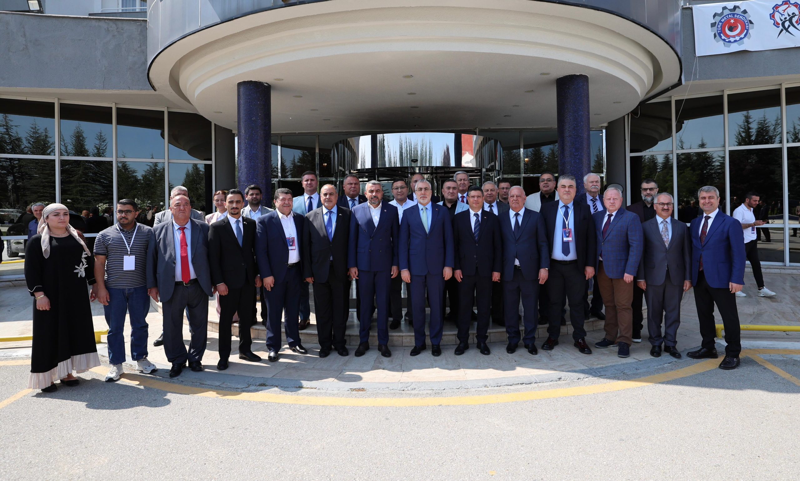 Bakan Işıkhan, 14 ülkeden işçi sendikalarının temsilcileriyle buluştu