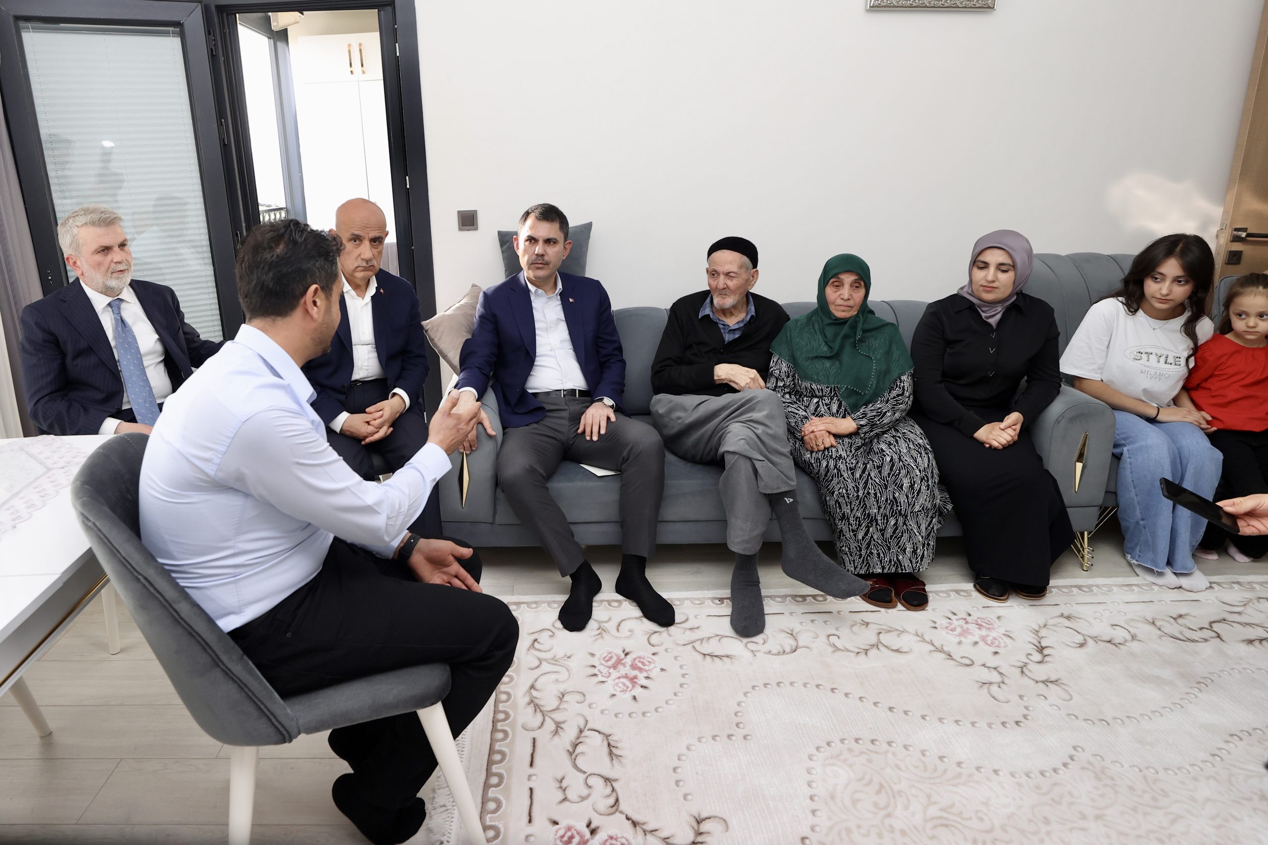 Bakan Kurum'dan depremzede aileye ziyaret
