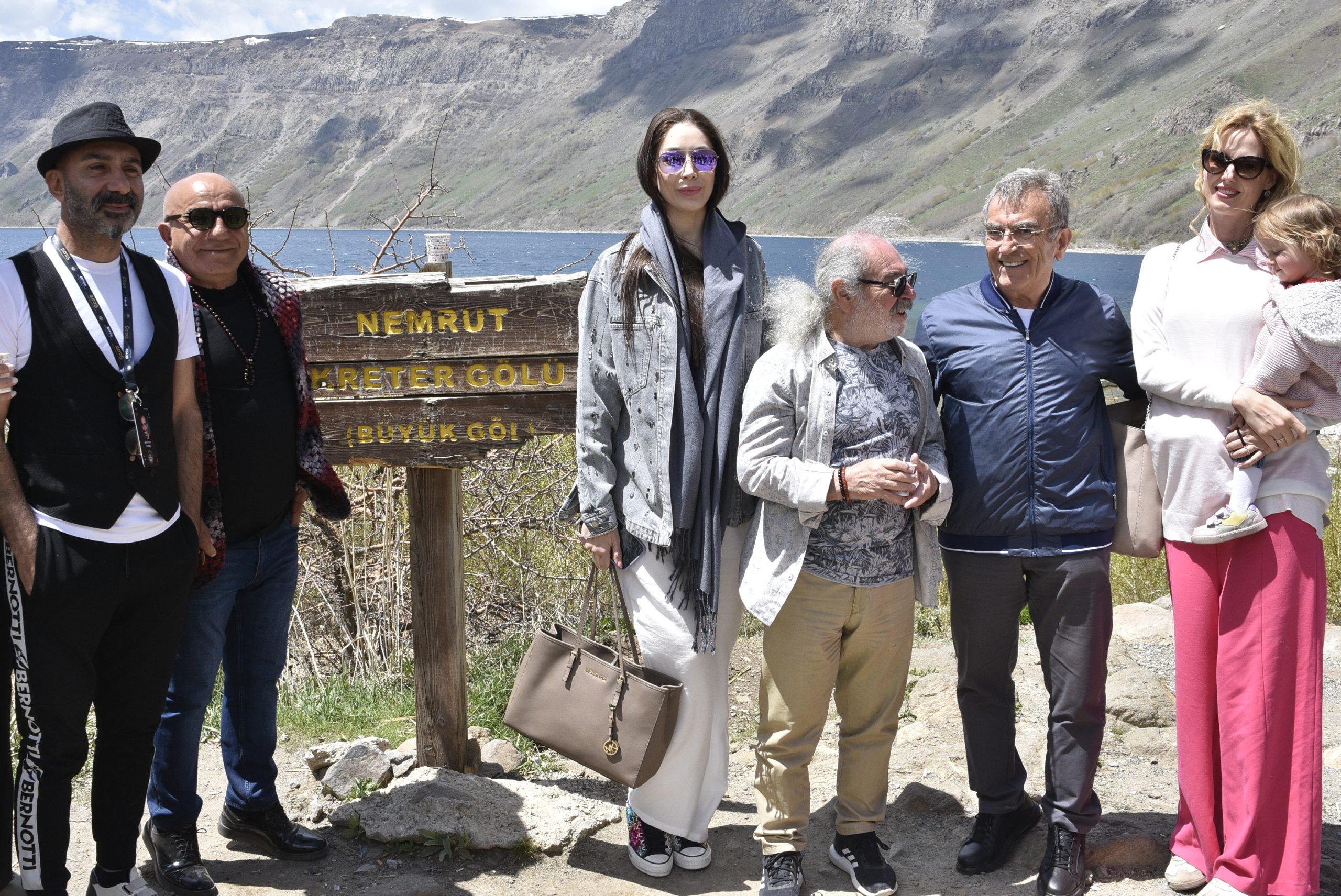 Beş Minare Film Fesitvali’ne katılan Sanatçılar Nemrut Gölü ve Selçuklu Mezarlığını gezdi