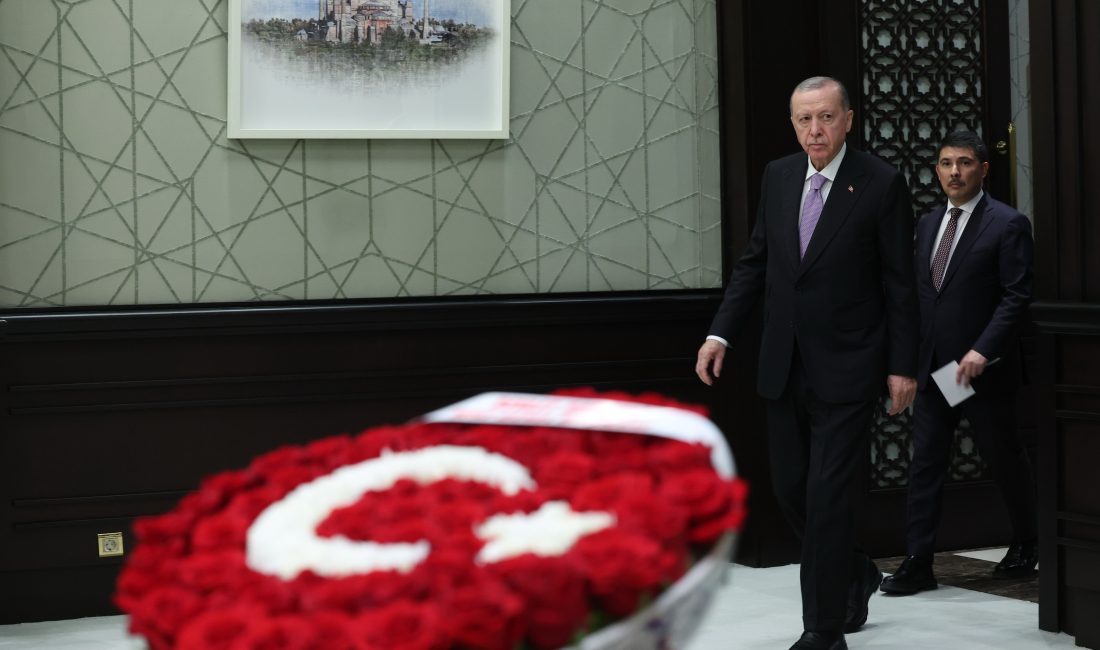 BAHÇELİ’DEN TOPLANTIYA AY YILDIZLI ÇİÇEK Öte yandan MHP Genel Başkanı