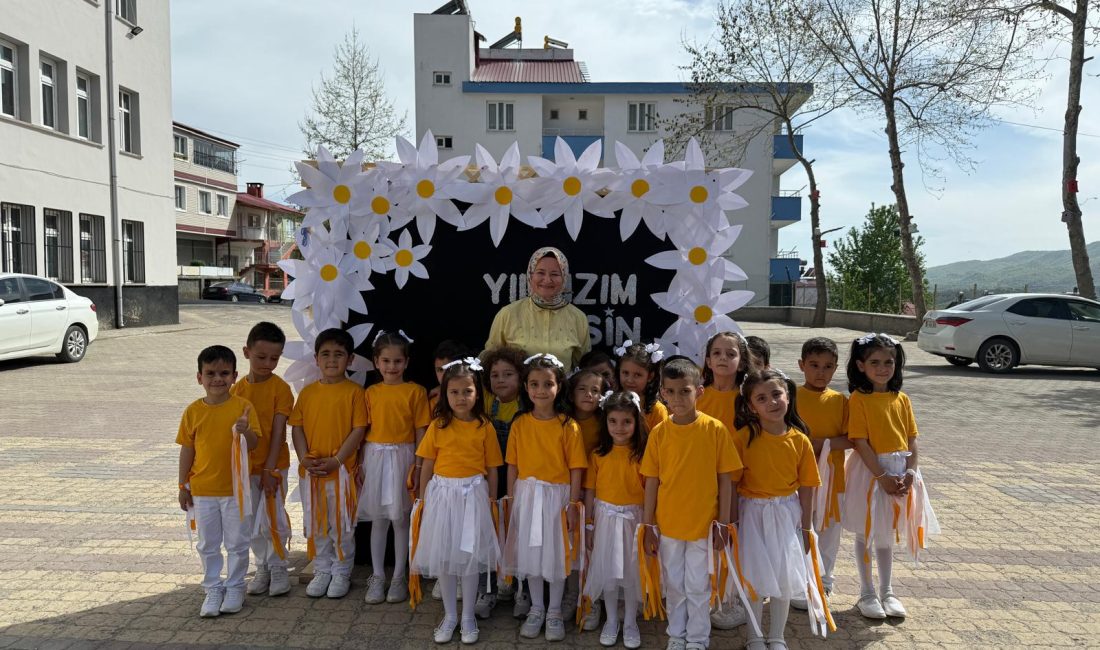 Kahramanmaraş’ın Andırın ilçesi, Cumhuriyet İlkokulu Anaokulu öğrencileri tarafından okul bahçesinde