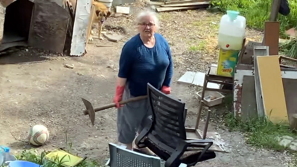 İstanbul Avcılar'da bahçeye kaçan topu patlattı; çocuklara küfür etti