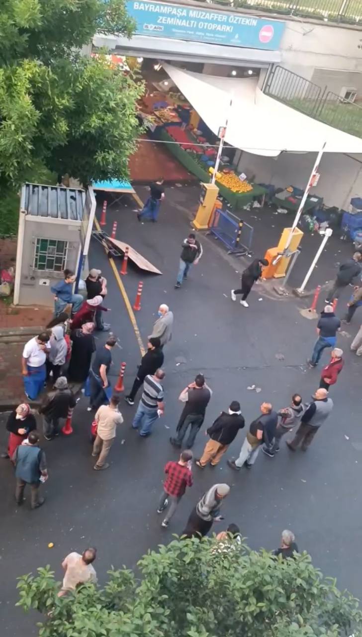 İstanbul Bayrampaşa’da polisin kavgaya biber gazı ile müdahalesi pazarda alışveriş yapanları etkiledi