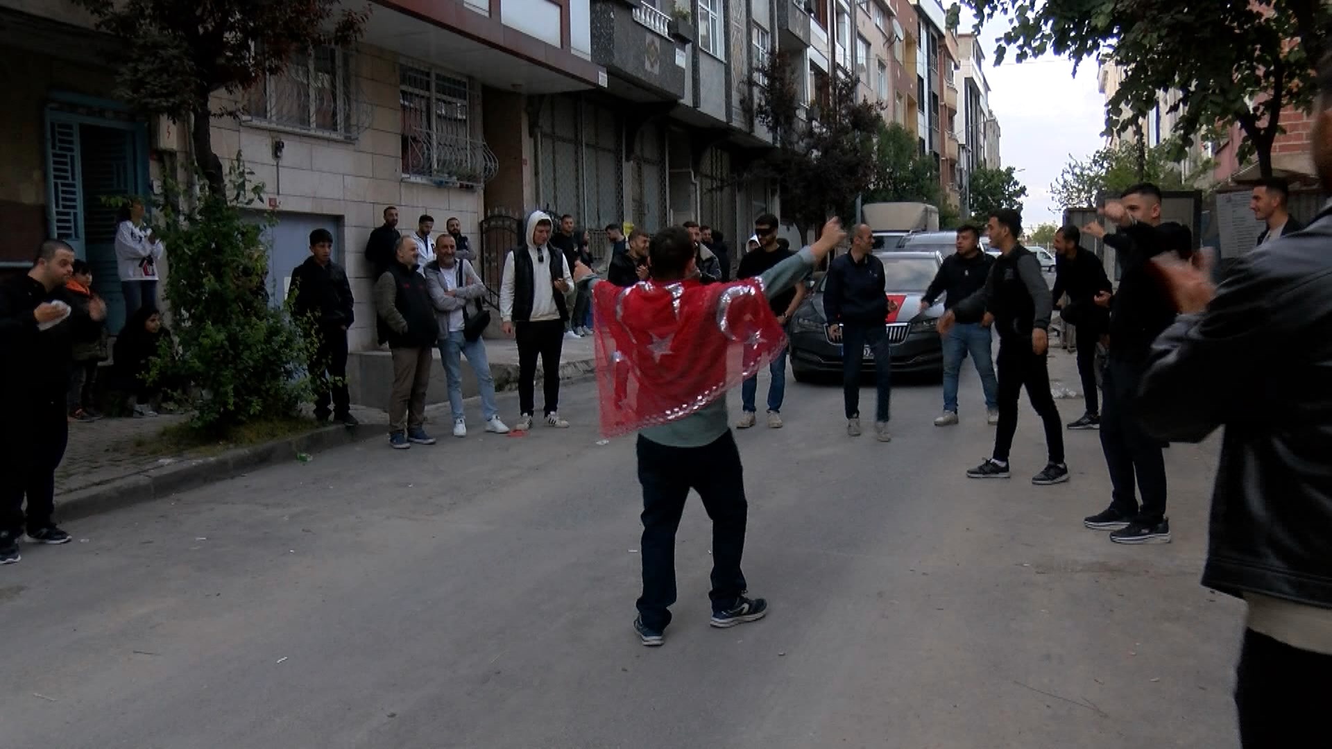 İstanbul Down sendromlu Mehmet'in asker eğlencesi hayalini mahalleli gerçekleştirdi