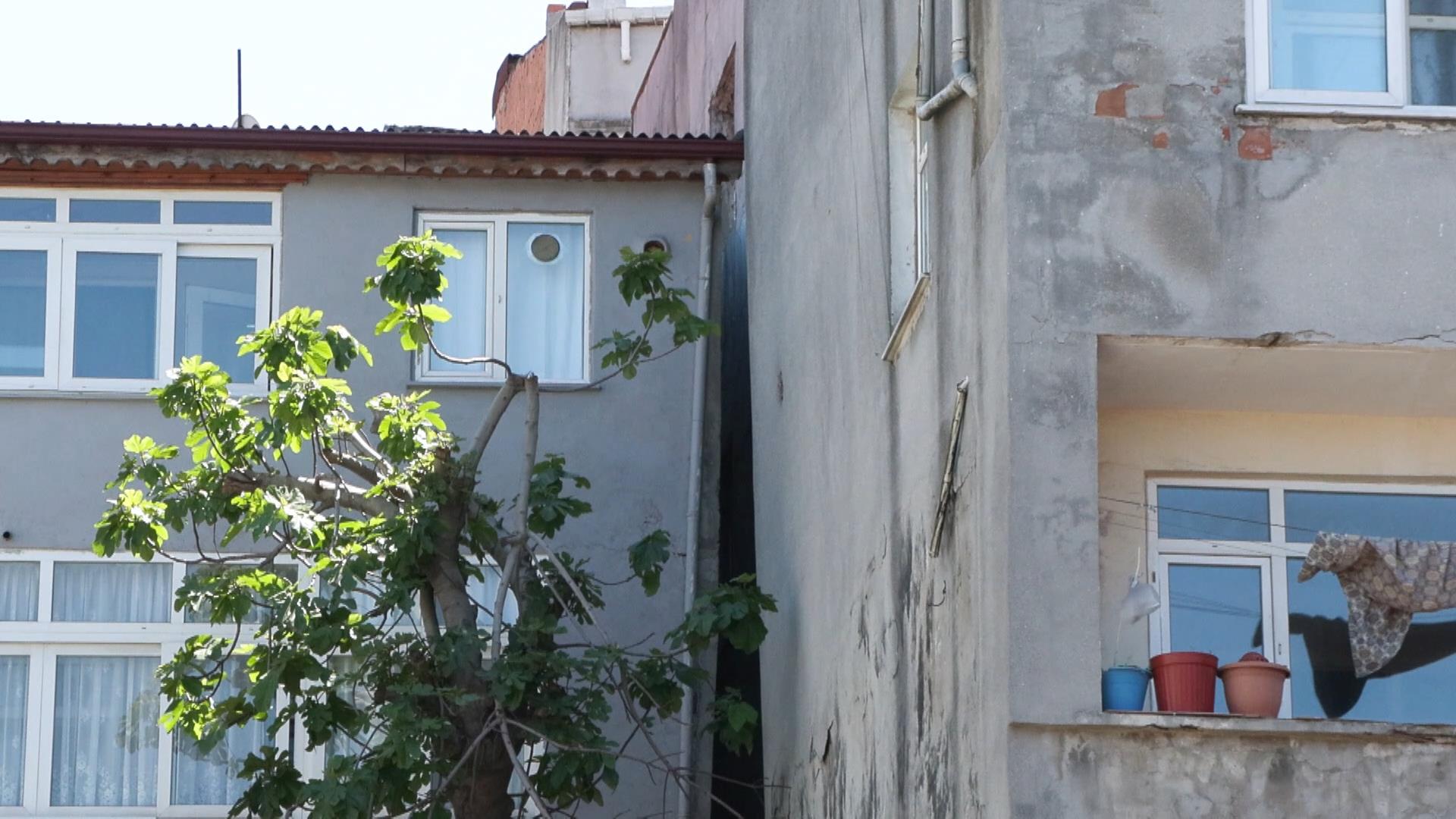 İstanbul Gaziosmanpaşa'da yol çöktü, iki bina tahliye edildi