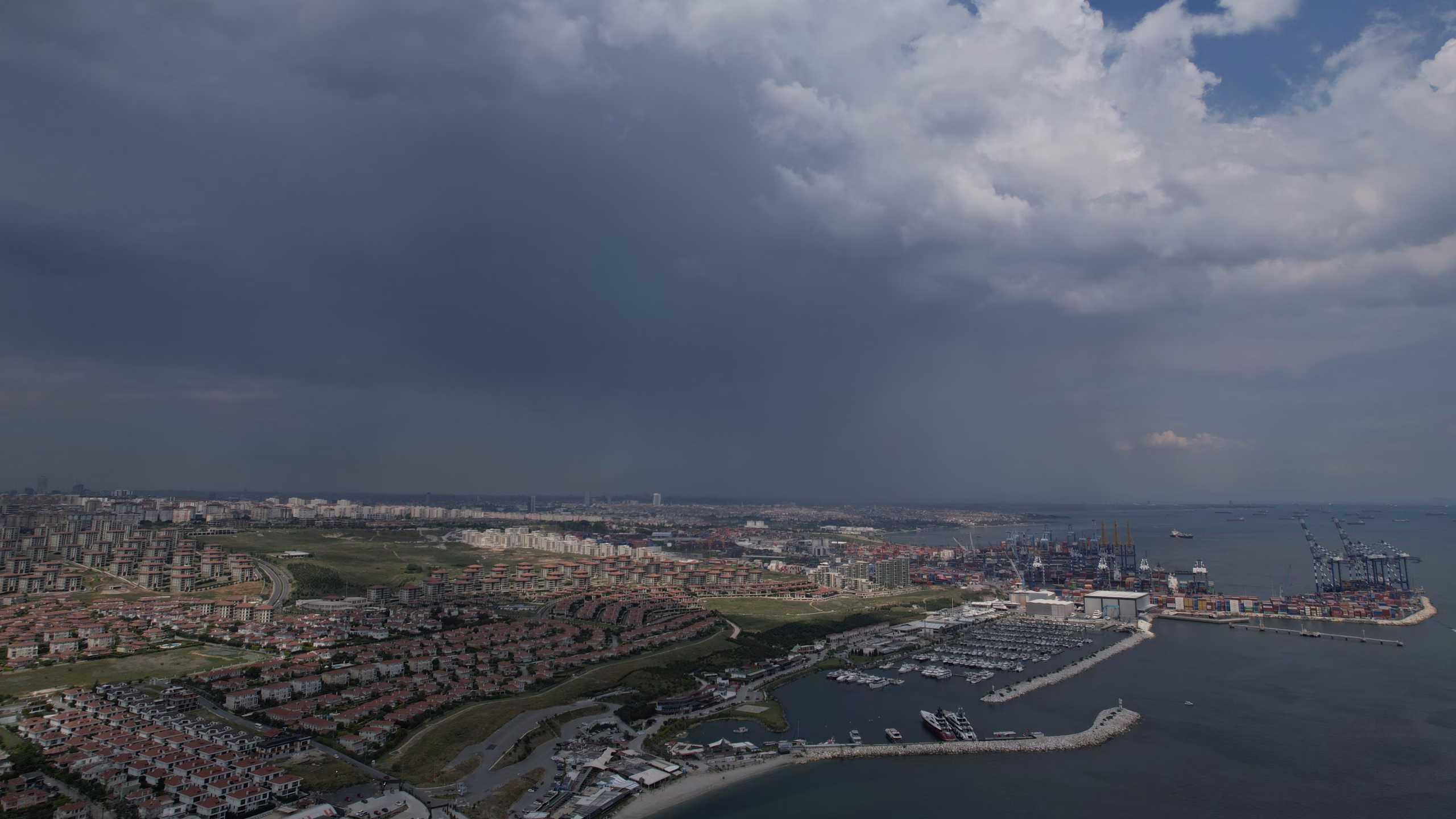 İstanbul İstanbul'da gökyüzünü karabulutlar kapladı, yağmur başladı