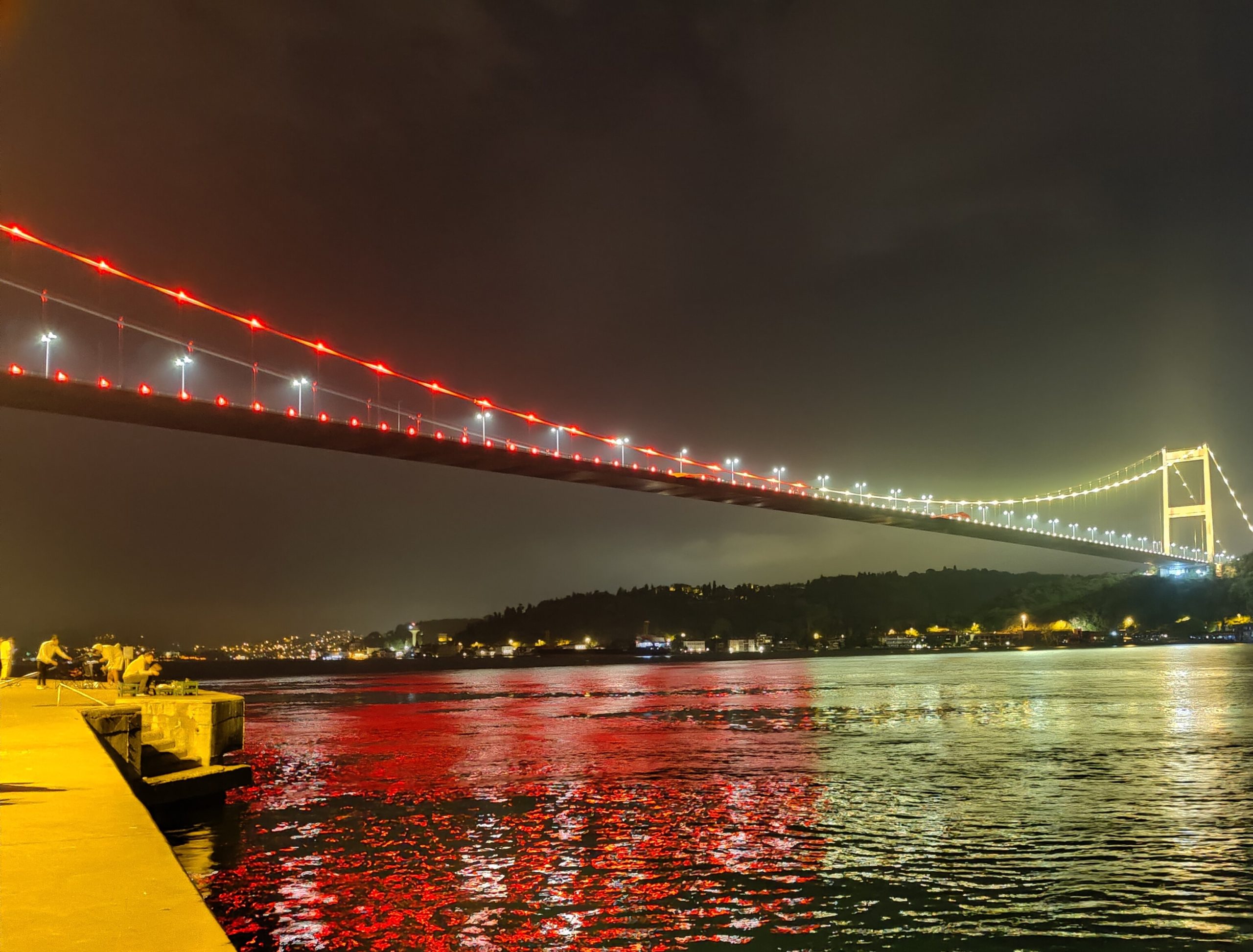 İstanbul İstanbul'da köprüler şampiyon Galatasaray’ın renkleriyle ışıklandırıldı