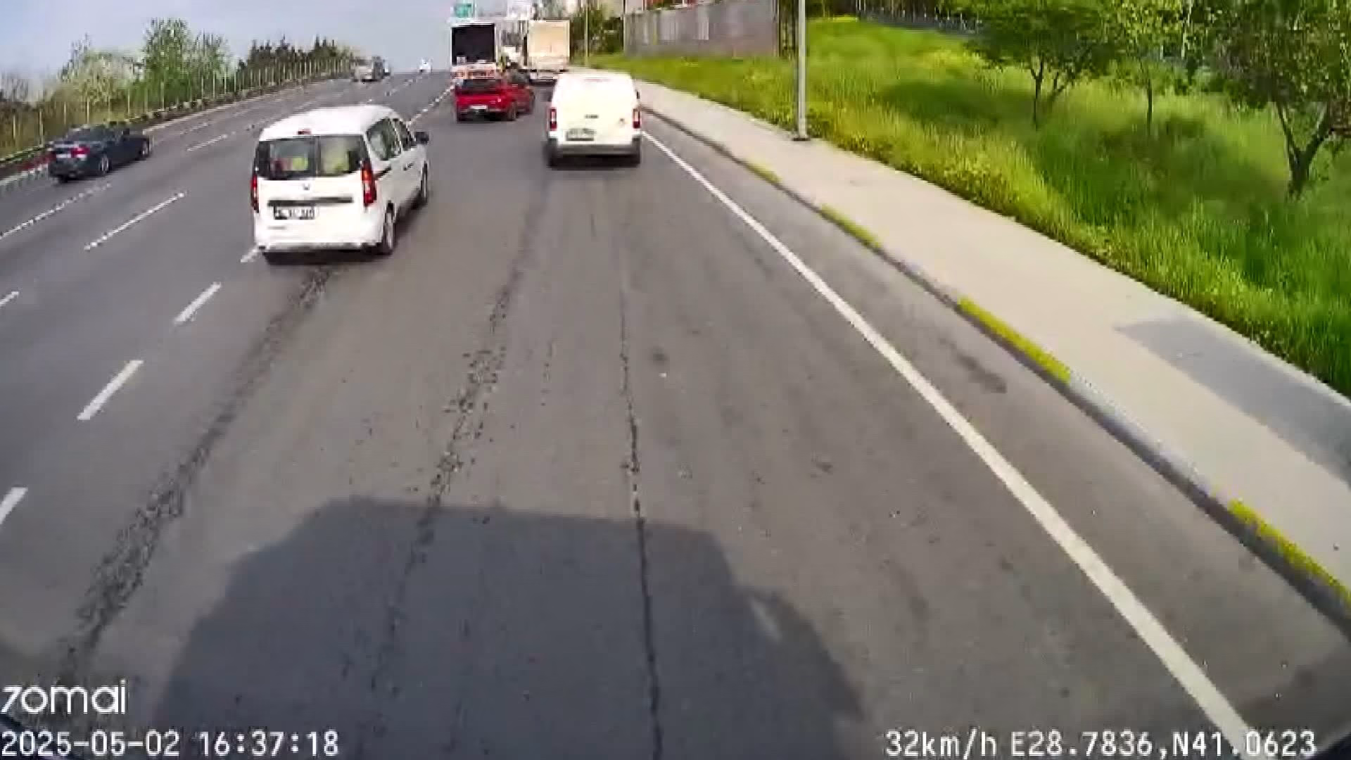 İstanbul Küçükçekmece'de fren yerine debriyaja basınca arkasındaki TIR'a çarptı