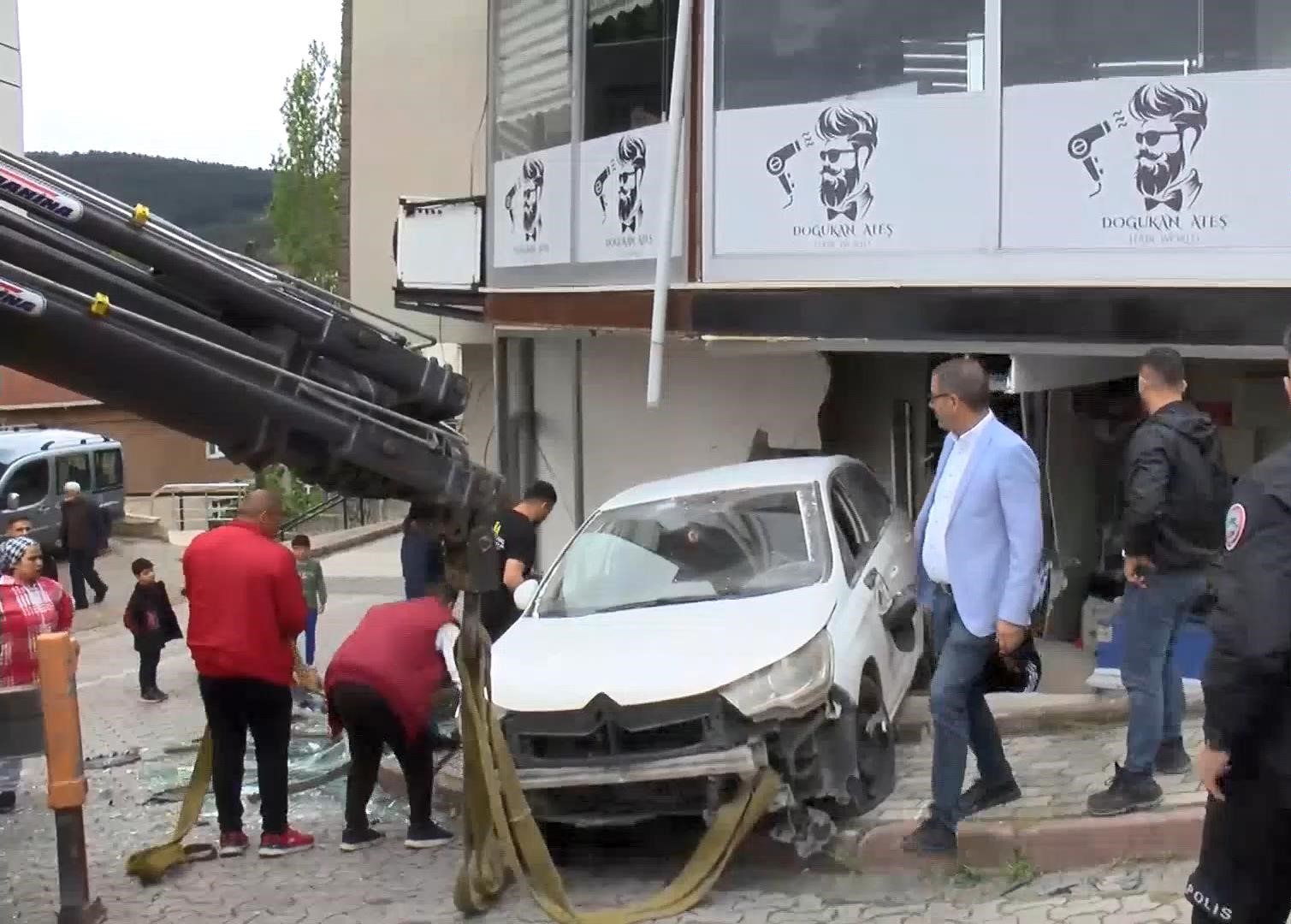 İstanbul Sultanbeyli'de otomobil iş yerine girdi 2 / Ek görüntü ve fotoğrafla