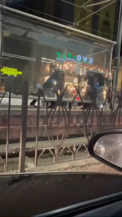 İstanbul Sultangazi'de tramvay durağında taciz şüphelisi darbedildi