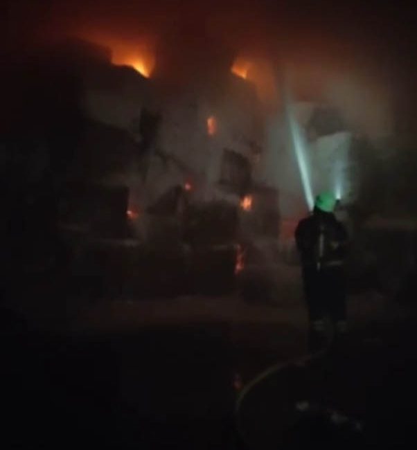 Ömer KOÇ/KAHRAMANMARAŞ, – KAHRAMANMARAŞ’ta bir tekstil fabrikasında çıkan yangın, itfaiye