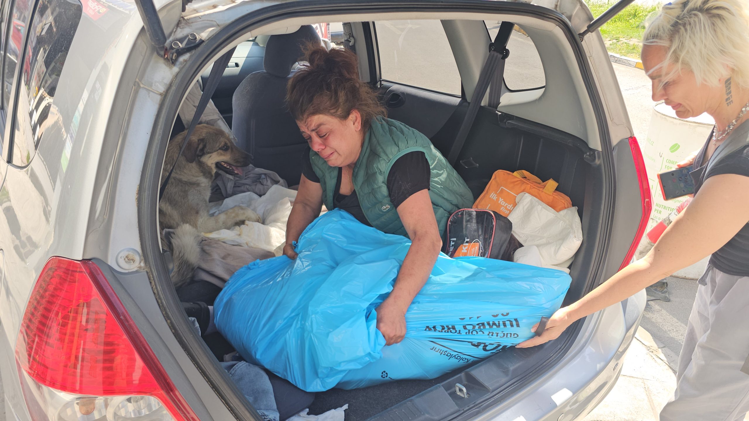 Veterinerde ölen köpeğinin yerine aynı gün sokak köpeğini sahiplendi