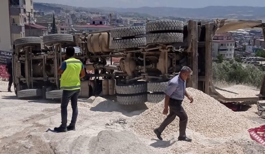 Kahramanmaraş’ta çakıl yüklü tırın devrilmesi sonucu yaşanan kazada sürücü yaralandı.