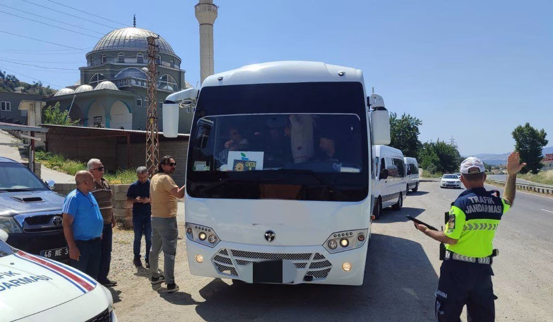 Kahramanmaraş’ta jandarma trafik timlerce yapılan denetim ve kontrollerde kural ihlali