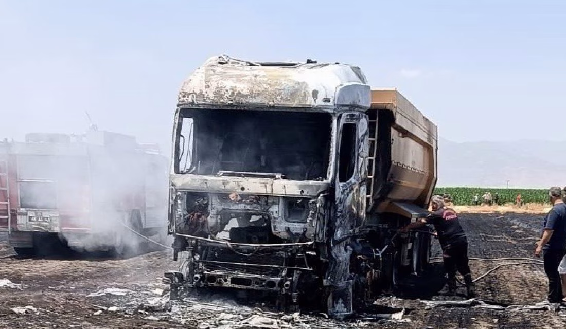 Kahramanmaraş’ın Türkoğlu ilçesinde yanan tır kullanılamaz hale geldi.
