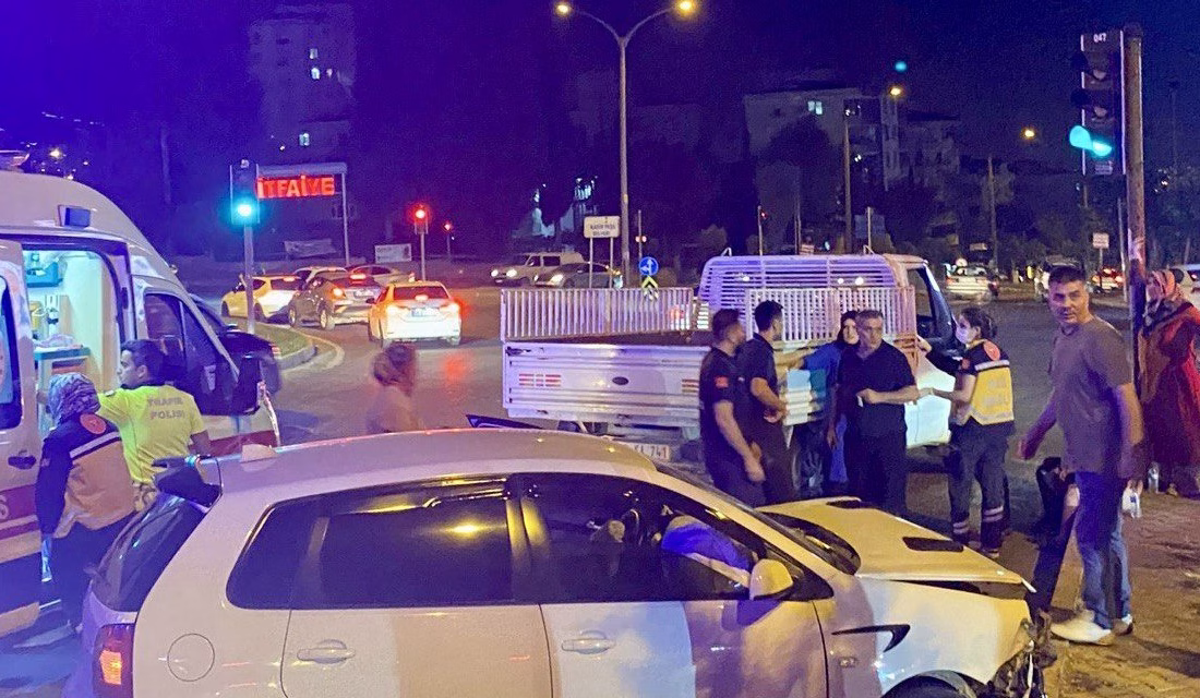Kahramanmaraş’ta otomobil ile kamyonetin çarpışması sonucu 1 kişi yaralandı. 
