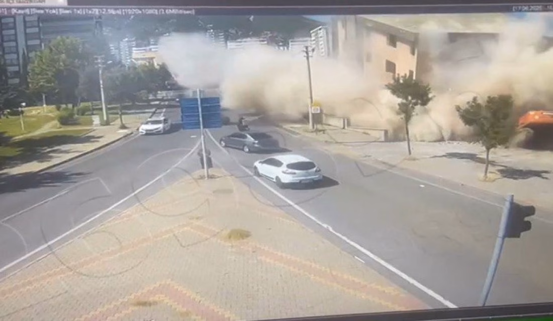 Kahramanmaraş’ta ağır hasarlı binanın yıkımı sırasında iş makinesi operatörünün hayatını