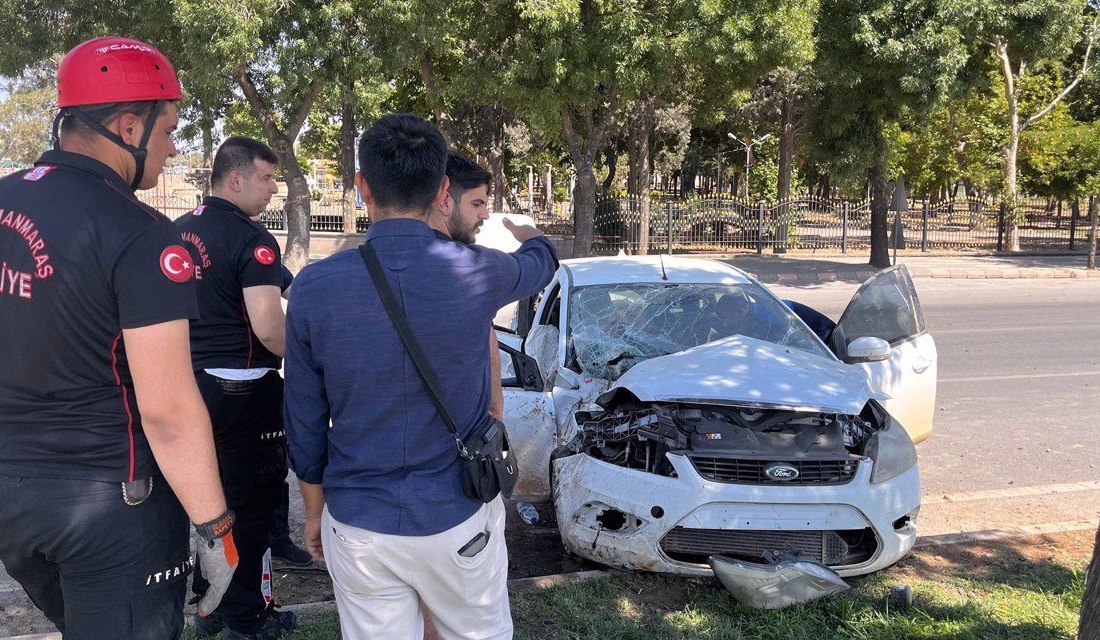 Kahramanmaraş’ta seyir halinde iken sürücüsünün kontrolünden çıkan otomobilin refüje çarpması