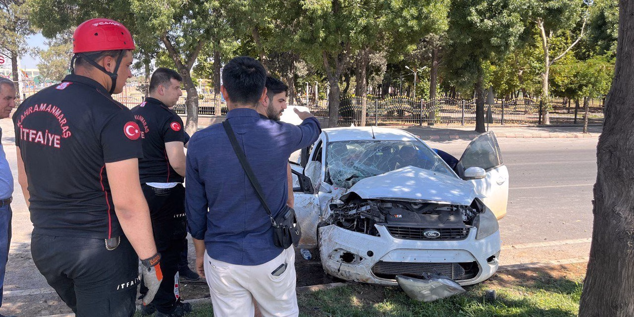 Kahramanmaraş’ta otomobil refüje çarptı: 4 yaralı